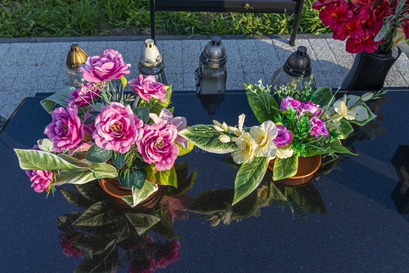 Décorer une tombe avec des fleurs artificielles - Fleurs naturelles et fleurs  artificielles